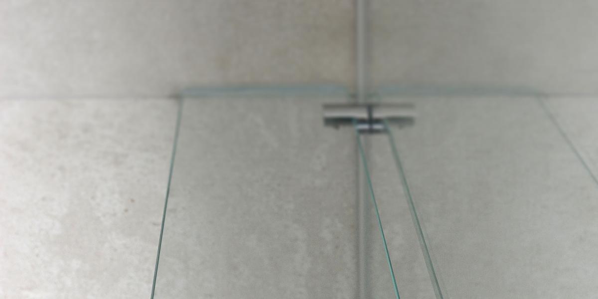 Glasablage integriert in eine Duschwand