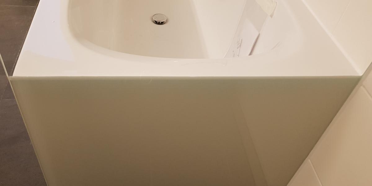 Badewannenanschluss mit Teillackierung Weißglas von Innen